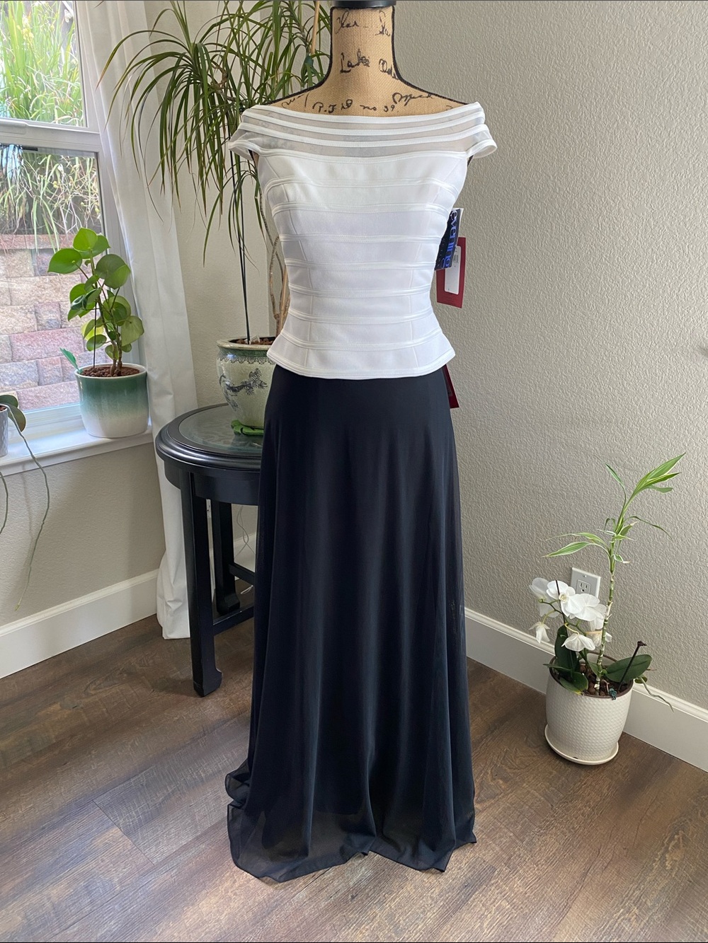 JS Collections Off-Shoulder Top - Picture 8 of 10